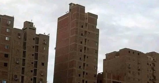 إزالة الأدوار المخالفة ببرج العروبة المائل المكون من 14 طابقا بالطالبية