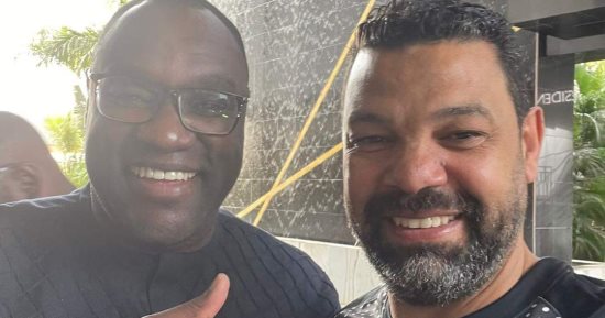 السقا يلتقى نجم الكاميرون باتريك أمبوبا على هامش تواجد فيوتشر فى توجو