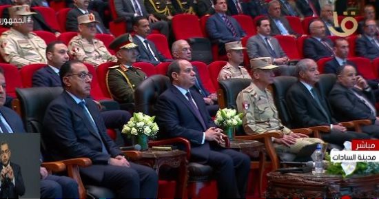 الرئيس السيسي يشاهد فيلما تسجيليا عن المرحلة الثانية لـ"سايلو فوودز"