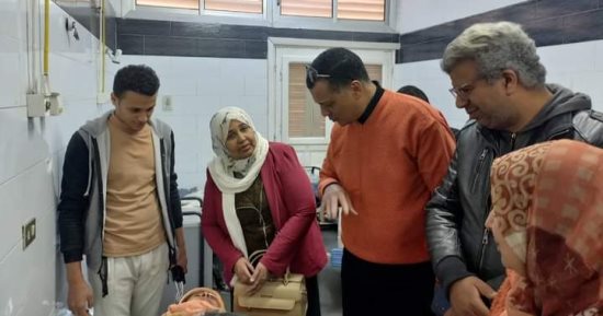 وكيل تعليم قنا يطمئن على حالة المعلمين مصابى حادث انقلاب سيارة ميكروباص
