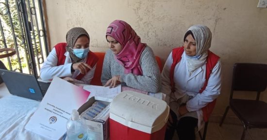 الفرق الطبية بالمحافظات تواصل حملة "طرق الأبواب" لتطعيم المواطنين ضد كورونا.. الحملة تستهدف من هم أكبر من 12 سنة.. و900 فريق متنقل وثابت بالقليوبية.. و710 بالأقصر و600 بالمنيا.. وتحصين 268 ألفا بالمنوفية.. صور