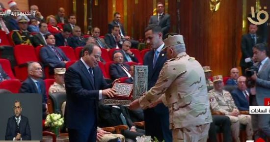 رئيس "سايلو فوودز" يهدى الرئيس السيسى المصحف الشريف
