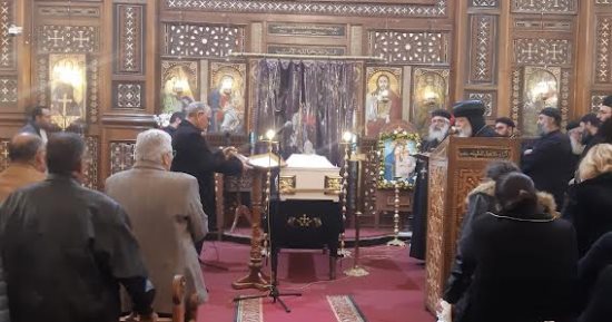 الأنبا تيماثواس وكهنة الزقازيق والإسماعيلية يصلون قداس الجنازة على طبيب الغلابة