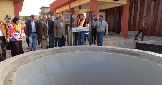 محافظ أسيوط يتفقد أعمال تنفيذ محطة معالجة صرف صحى بقرية الكوم الأحمر بالبدارى
