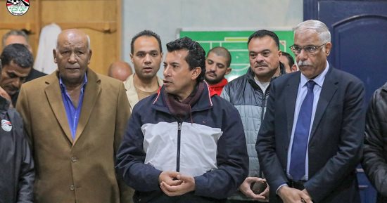 وزير الرياضة وجمال علام يجتمعان بمنتخب الشباب بعد الفوز على جنوب السودان 