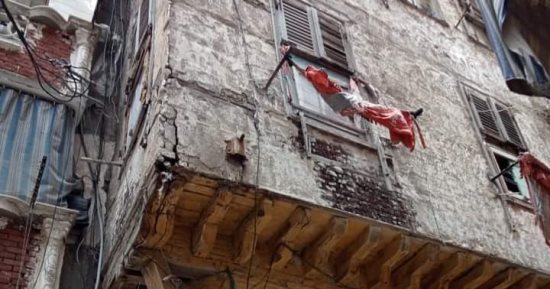 مساعدات عاجلة لـ4 أشخاص في انهيار أجزاء من عقار الجمرك بالإسكندرية