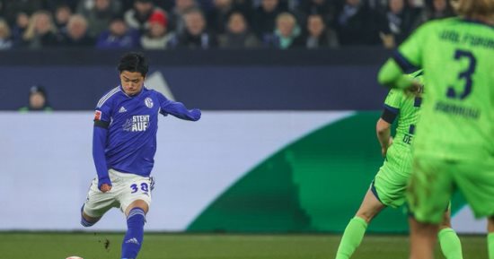 فولفسبورج يتعادل مع شالكه سلبيا في غياب مرموش بالدوري الألماني