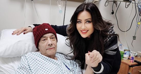 لطيفة تزور حلمى بكر وتعلق: قريب هيكون بره المستشفى