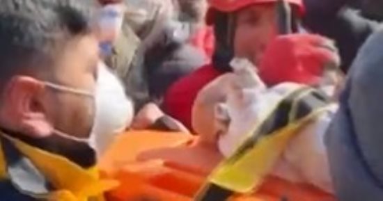 إنقاذ رضيع تركي فى ولاية "هطاي" بعد قضاء 6 أيام تحت الأنقاض.. صور