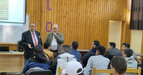 رئيس جامعة الأقصر يتابع انتظام الدراسة بكلية الطب فى أول أيام الترم الثانى