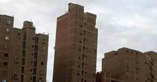 بدء إزالة عقار العروبة المائل يدويا فى الجيزة.. صور