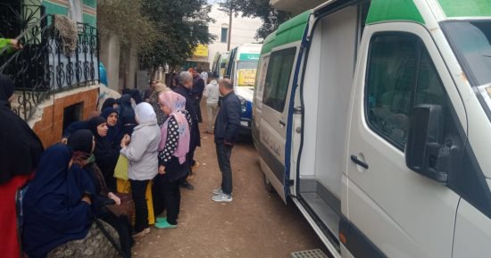 إجراء الكشف الطبى على 750 مواطنا بقافلة طبية شاملة بقرية الحرية فى كفر الشيخ