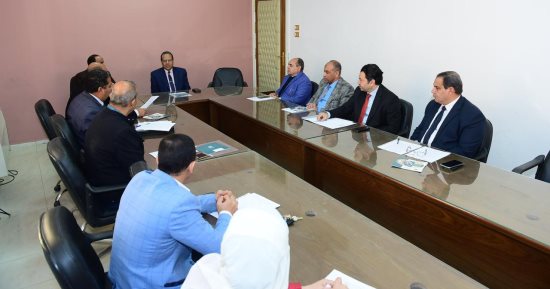 جامعة سوهاج تعقد اجتماعًا موسعًا مع جهاز تنمية المشروعات