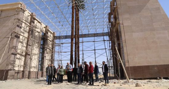 محافظ الوادى الجديد يتابع أعمال توصيل الصرف الصحى بمجمع المصالح الحكومية