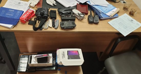 جمارك المطار تضبط 4 محاولات تهريب.. أبرزها طائرتان مزودتان بكاميرات