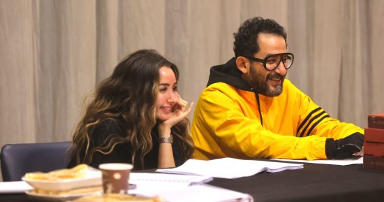 أحمد حلمى وصناع "ميمو" يواصلون بروفات المسرحية.. صور