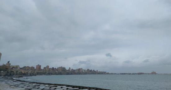 السحب الركامية الكثيفة تغطى سماء الإسكندرية.. صور