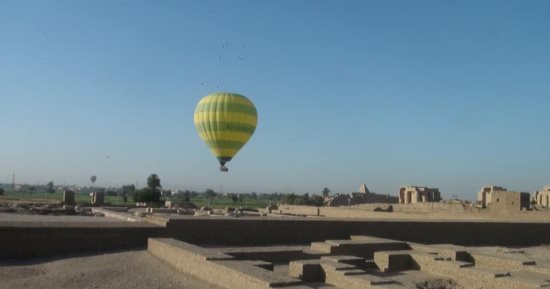 أسر وعائلات السائحين يتمتعون برحلات البالون الطائر فى سماء غرب الأقصر