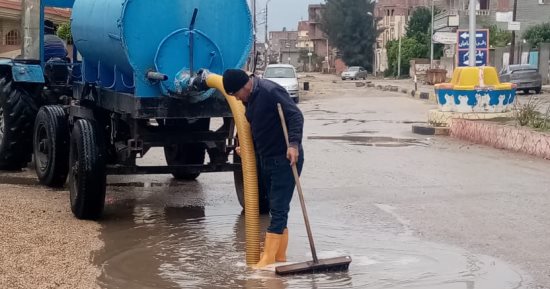 انتشار معدات رفع مياه الأمطار فى شوارع كفر الشيخ.. صور