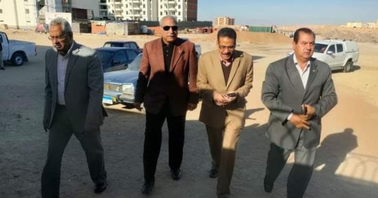 سكرتير مساعد البحر الأحمر ومدير التعليم يتابعان أول أيام الترم الثانى.. صور