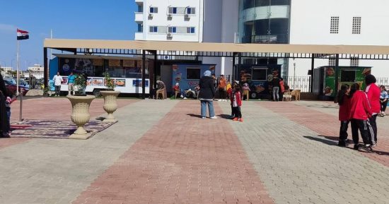 البحر الأحمر تقيم أول مكان لتجمع سيارات الطعام بالغردقة.. 16 عربة بـ4 ملايين جنيه.. فسحة ونزهة لأهالى المدينة وزوارها.. والمحافظ: المكان لا يعيق المرور والتجربة تفتح متنفسا جديدا للأسر وتحقق دخلا للشباب.. صور 