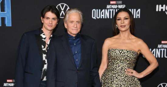 كاثرين زيتا جونز مع زوجها مايكل دوجلاس وابنها من أجل The Ant-Man