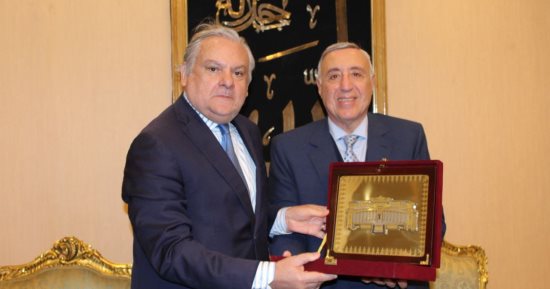 رئيس الدستورية يلتقى سفير بيرو لتبادل وجهات النظر فى مبادئ محكمتى البلدين