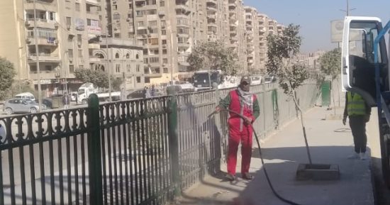 نظافة القاهرة تخصص فرقا لرفع المخلفات من المحاور المرورية.. صور