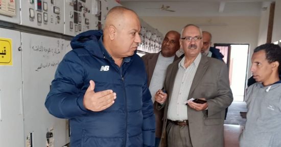 رئيس كهرباء القناة يوجه بإعادة تأهيل خدمة عملاء سفاجا خلال زيارة البحر الأحمر 