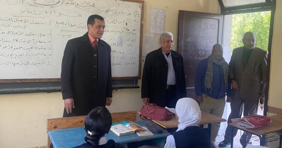 انتظام الدراسة فى مدارس قنا.. ووكيل وزارة التعليم يتابع تسليم الكتب