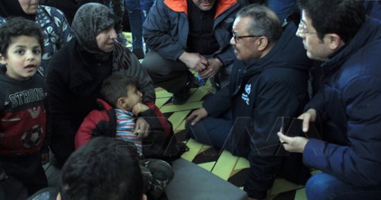 مدير الصحة العالمية فى حلب يجلس على الأرض ليتحدث مع المتضررين من الزلزال.. صور  