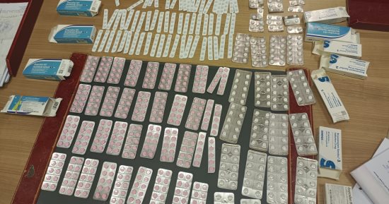 ضبط راكب بمطار القاهرة بحوزته 900 قرص مخدر وآخر يهرب 7 بنادق صيد تحت الماء 
