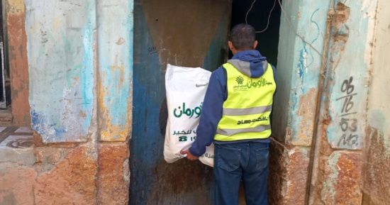 توزيع 475 بطانية على غير القادرين بمركزى البلينا والمراغة فى سوهاج.. صور