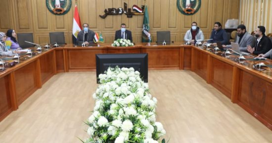 محافظ المنوفية يستعرض موقف المشروعات التنموية والخدمية و"حياة كريمة"