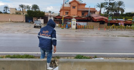محافظ الإسكندرية يوجه بتكثيف جهود الأحياء فى رفع مياه الأمطار.. صور