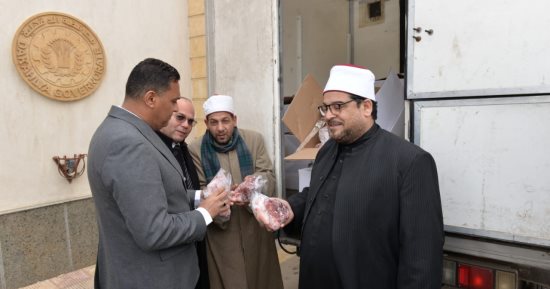 محافظ الدقهلية يشهد استلام لحوم صكوك الطعام للأسر الأولى بالرعاية