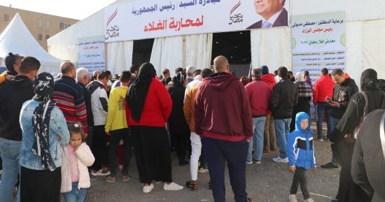 إقبال كبير من المواطنين على شراء الدواجن البرازيلى المجمدة بمعارض أهلا رمضان