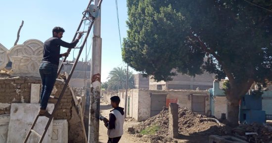 حياة كريمة بالأقصر صيانة وتجديد الكهرباء وزرع أعمدة إنارة فى قرى الكيمان وترعة ناصر