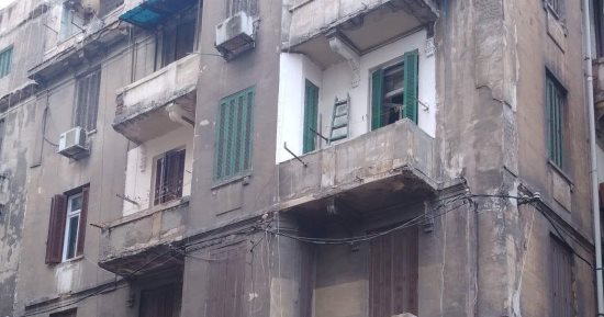 سقوط أجزاء من عقار قديم وسط الإسكندرية دون إصابات 