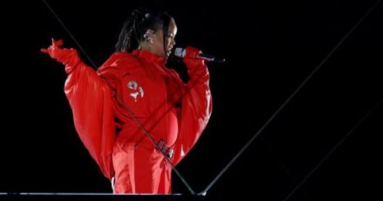 ريهانا تعلن حملها فى حفل Super Bowl بعد 9 أشهر من ولادة طفلها الأول