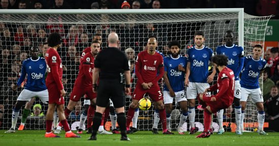 ليفربول يتقدم على إيفرتون بهدف محمد صلاح بالشوط الأول في الدوري الإنجليزي