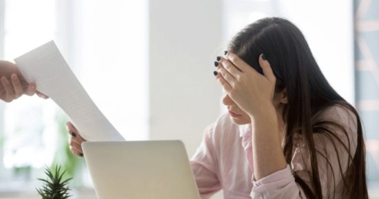 عشان بتتكلم كتير وبتاكل بصوت عالى.. فصل موظفة في بريطانيا يثير جدلاً