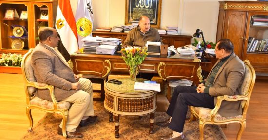 محافظ أسيوط يلتقى مدير جهاز تنمية المشروعات ويستعرض الخدمات المالية