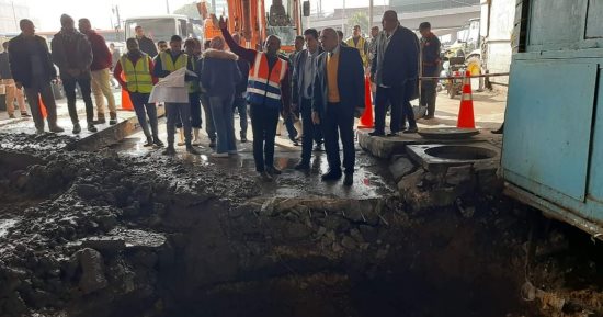 كسر ماسورة مياه بكورنيش القاهرة.. نائب المحافظ يتابع أعمال الإصلاح.. صور