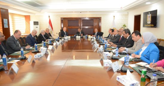 تذاكر إلكترونية وأتوبيسات بالغاز.. خطة تطوير النقل العام بالإسكندرية والقاهرة