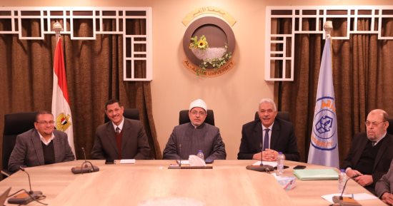 رئيس جامعة الأزهر يبحث خطة تطوير المركز الهندسي بالجامعة 