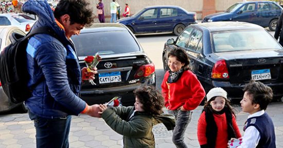 "متلازمة الحب"..الأطفال يوزعون الورود والشيكولاتة  على الناس في الشارع احتفالا بالفلانتين
