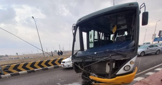 زحام مرورى بسبب حادث اصطدام مينى باص بعمود إنارة فى القاهرة الجديدة.. صور