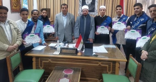 رئيس المنطقة الأزهرية بالإسكندرية يُكرم الطلاب المتفوقين بالمعاهد