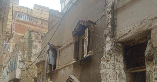 انهيار أجزاء من عقار قديم فى الجمرك بالإسكندرية.. صور
